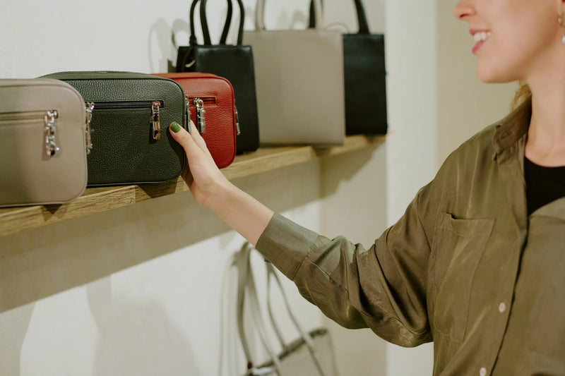 Como escolher a bolsa de couro feminina para um casamento