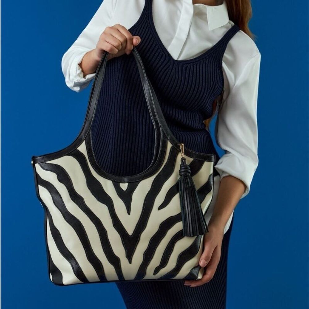 Bolsa Hobo Grande de Couro Comfy Marfim/Preto Cavezzale 105773
